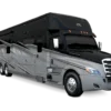 Schwarz-silberner Renegade RV XL 2027 von vorne rechts mit großem Wohnaufbau und drei Achsen