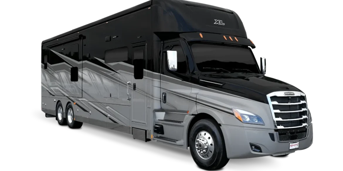 Schwarz-silberner Renegade RV XL 2027 von vorne rechts mit großem Wohnaufbau und drei Achsen