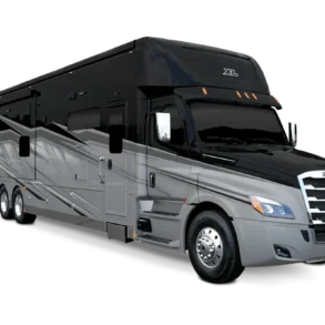 Schwarz-silberner Renegade RV XL 2027 von vorne rechts mit großem Wohnaufbau und drei Achsen