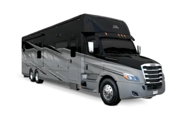Schwarz-silberner Renegade RV XL 2027 von vorne rechts mit großem Wohnaufbau und drei Achsen