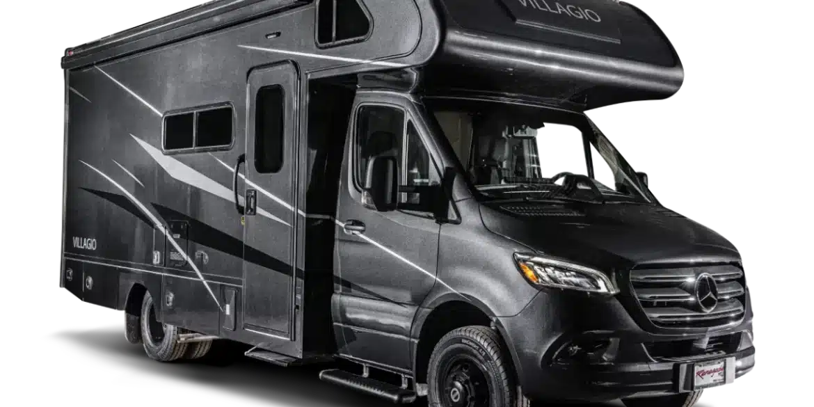 Schwarzes Renegade Villagio 2027 Reisemobil auf Mercedes-Benz Sprinter-Basis in dreiviertel Vorderansicht