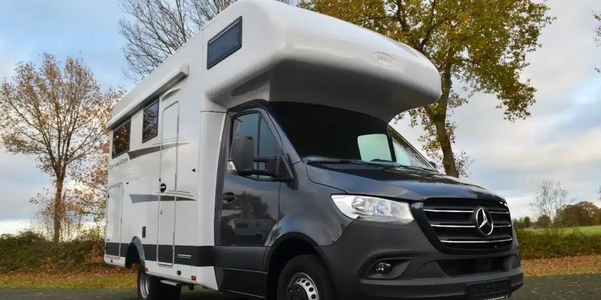 Weißes Robel M 660 HLB Reisemobil auf einem Mercedes Sprinter mit schwarzer Fahrerkabine