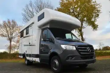 Weißes Robel M 660 HLB Reisemobil auf einem Mercedes Sprinter mit schwarzer Fahrerkabine