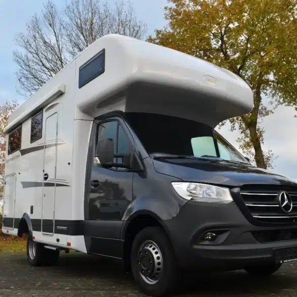 Weißes Robel M 660 HLB Reisemobil auf einem Mercedes Sprinter mit schwarzer Fahrerkabine
