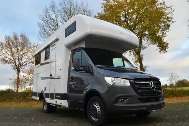 Weißes Robel M 660 HLB Reisemobil auf einem Mercedes Sprinter mit schwarzer Fahrerkabine