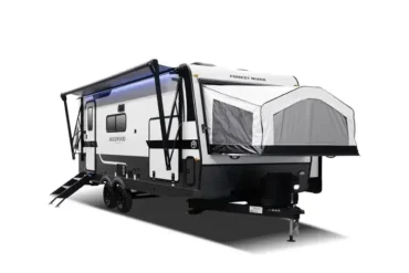 Rockwood Roo Hybrid-Wohnwagen mit ausgeklapptem Schlafbereich auf weißem Hintergrund