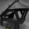 Geöffnetes Rooftrex RX-140 Aluminium-Hartschalen-Dachzelt mit dunklem Zeltstoff, Regenvordach und Leiter