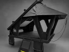 Geöffnetes Rooftrex RX-140 Aluminium-Hartschalen-Dachzelt mit dunklem Zeltstoff, Regenvordach und Leiter