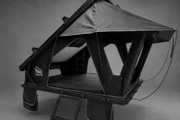 Geöffnetes Rooftrex RX-140 Aluminium-Hartschalen-Dachzelt mit dunklem Zeltstoff, Regenvordach und Leiter