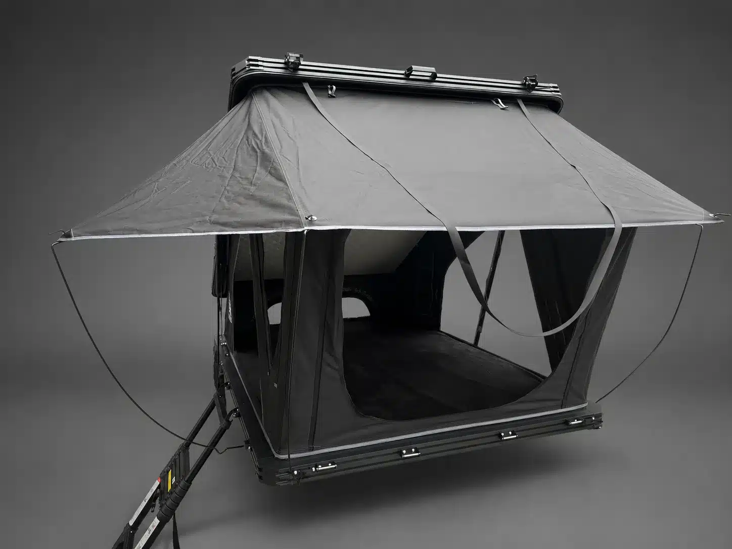 Geöffnetes Rooftrex RX-140 Aluminium-Hartschalen-Dachzelt mit grauem Zeltstoff und Leiter