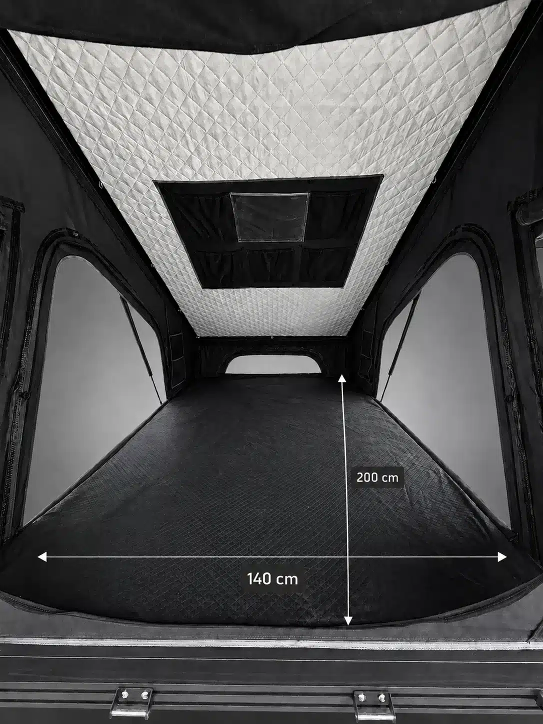 Innenansicht des Rooftrex RX-140 Aluminium-Hartschalen-Dachzelts mit markierter Liegefläche von 200 × 140 cm