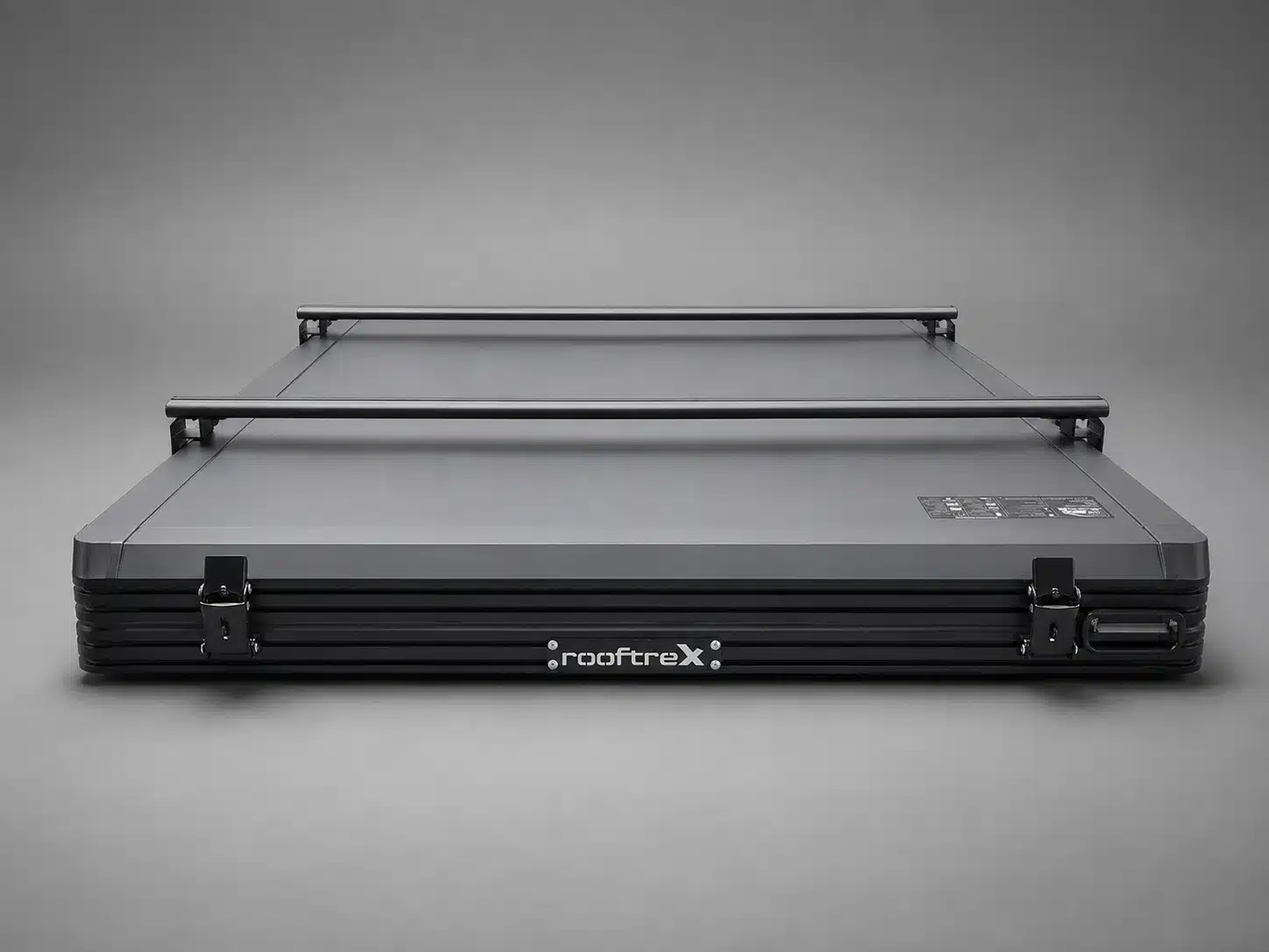 Geschlossenes Rooftrex RX-140 Aluminium-Hartschalen-Dachzelt mit zwei Querträgern