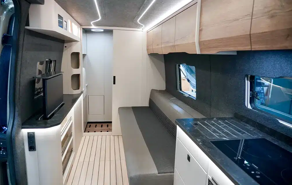 Innenraum des Rhön Camp The Seeker mit Loungesofa, Küchenzeile und Oberschränken