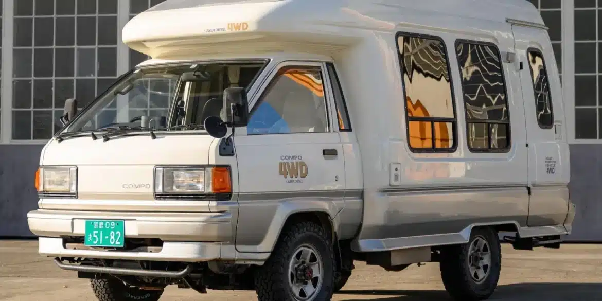Weiß-silberner Toyota TownAce Compo 4WD Camper in Front-Dreiviertelansicht