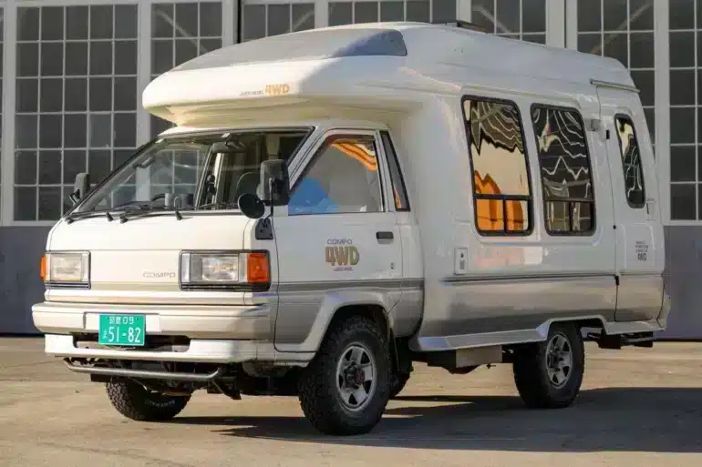 Weiß-silberner Toyota TownAce Compo 4WD Camper in Front-Dreiviertelansicht