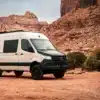 Weißer VanCraft Waypoint auf Mercedes-Sprinter-Basis vor einer roten Felslandschaft