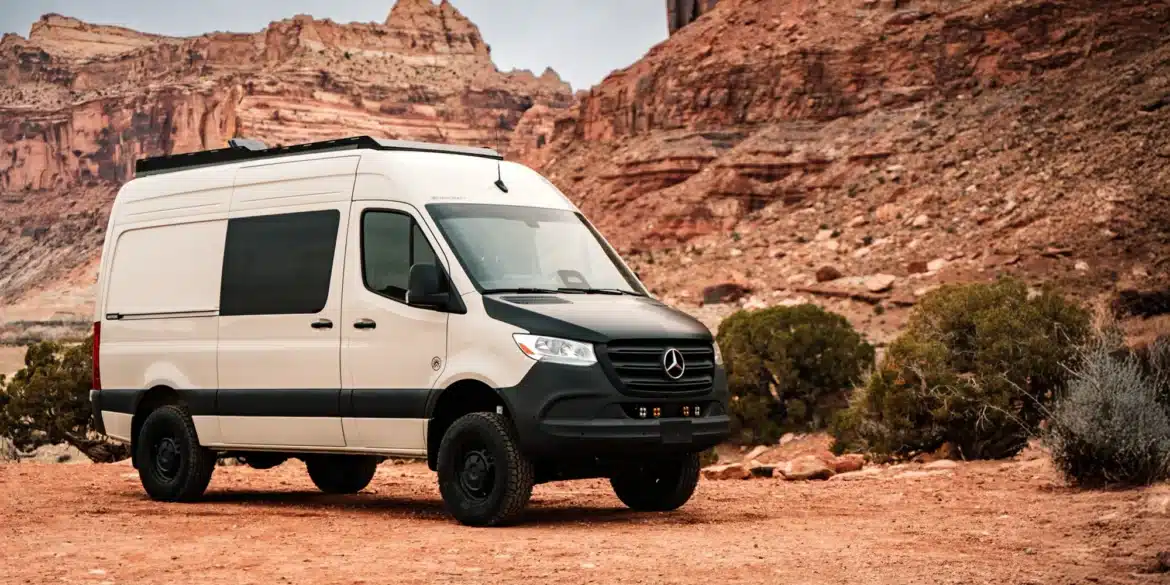 Weißer VanCraft Waypoint auf Mercedes-Sprinter-Basis vor einer roten Felslandschaft