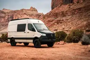 Weißer VanCraft Waypoint auf Mercedes-Sprinter-Basis vor einer roten Felslandschaft