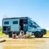 Geotrek Verus Camper mit Allradantrieb und Wohnkabine am Wasser