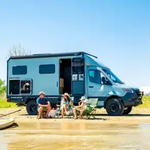 Geotrek Verus Camper mit Allradantrieb und Wohnkabine am Wasser