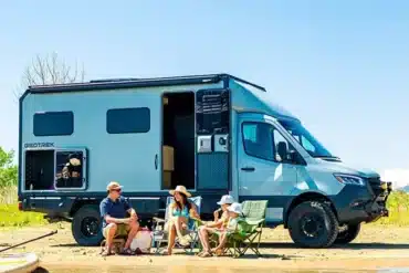 Geotrek Verus Camper mit Allradantrieb und Wohnkabine am Wasser