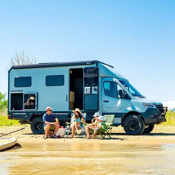 Geotrek Verus Camper mit Allradantrieb und Wohnkabine am Wasser