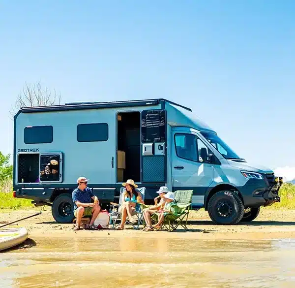 Geotrek Verus Camper mit Allradantrieb und Wohnkabine am Wasser