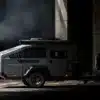 Seitenansicht des LIDU VETERAN-350 Offroad-Trailers mit Dachzelt, großen Reifen und sichtbarem VETERAN-Schriftzug.