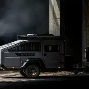 Seitenansicht des LIDU VETERAN-350 Offroad-Trailers mit Dachzelt, großen Reifen und sichtbarem VETERAN-Schriftzug.