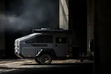 Seitenansicht des LIDU VETERAN-350 Offroad-Trailers mit Dachzelt, großen Reifen und sichtbarem VETERAN-Schriftzug.