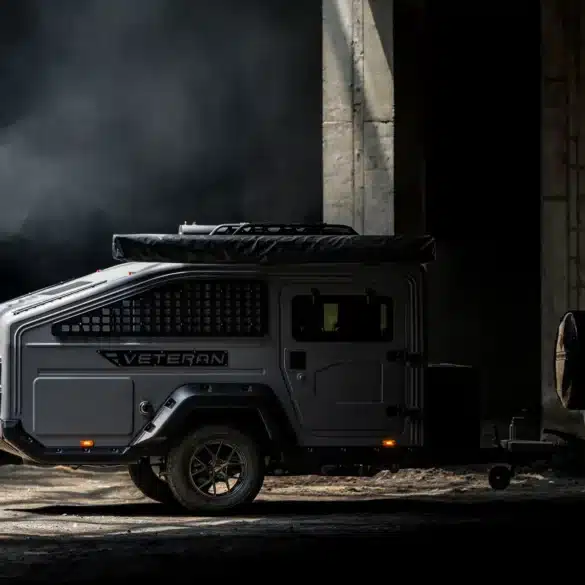 Seitenansicht des LIDU VETERAN-350 Offroad-Trailers mit Dachzelt, großen Reifen und sichtbarem VETERAN-Schriftzug.