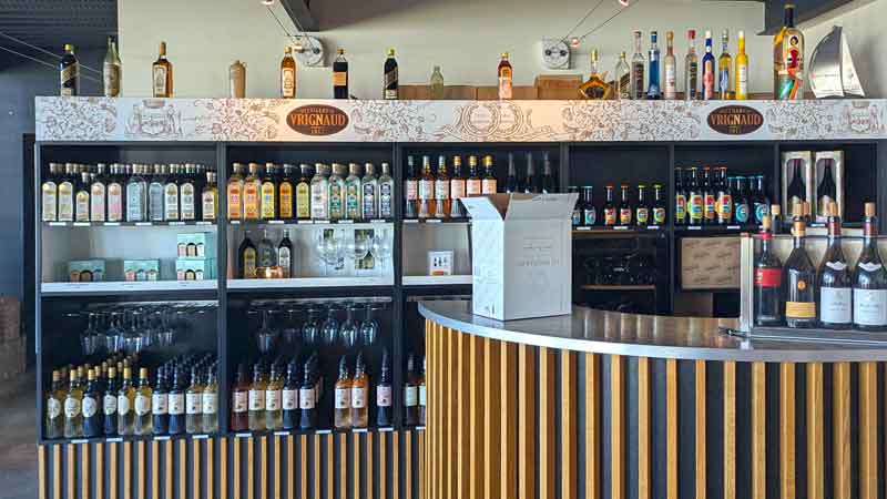 Ladentheke im Weingut Mourat