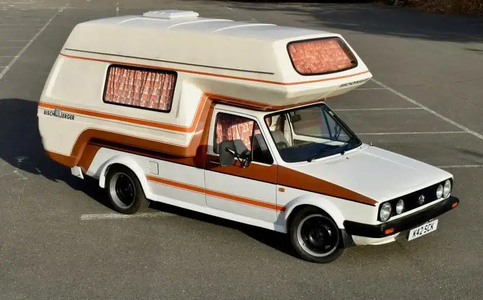 Weißer Volkswagen Caddy Bischofberger Family Hochdach von 1992 mit Streifendekor und ATS-Rädern