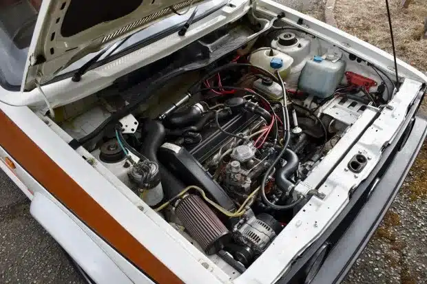 Offener Motorraum eines weißen Volkswagen Caddy Bischofberger Family Hochdach von 1992