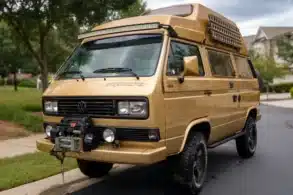 Goldener Volkswagen T3 Caravelle Syncro Westfalia mit Camperdach, Seilwinde und Allradreifen