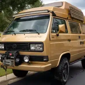 Goldener Volkswagen T3 Caravelle Syncro Westfalia mit Camperdach, Seilwinde und Allradreifen