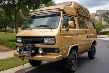Goldener Volkswagen T3 Caravelle Syncro Westfalia mit Camperdach, Seilwinde und Allradreifen