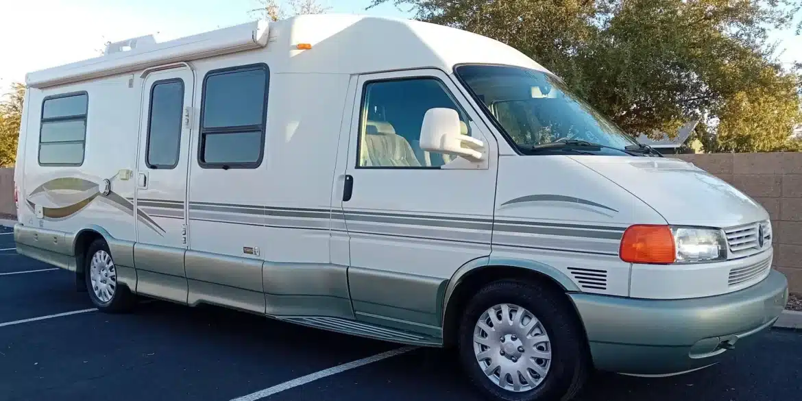 Weißer Volkswagen EuroVan Winnebago Rialta von 2002 auf einem Parkplatz