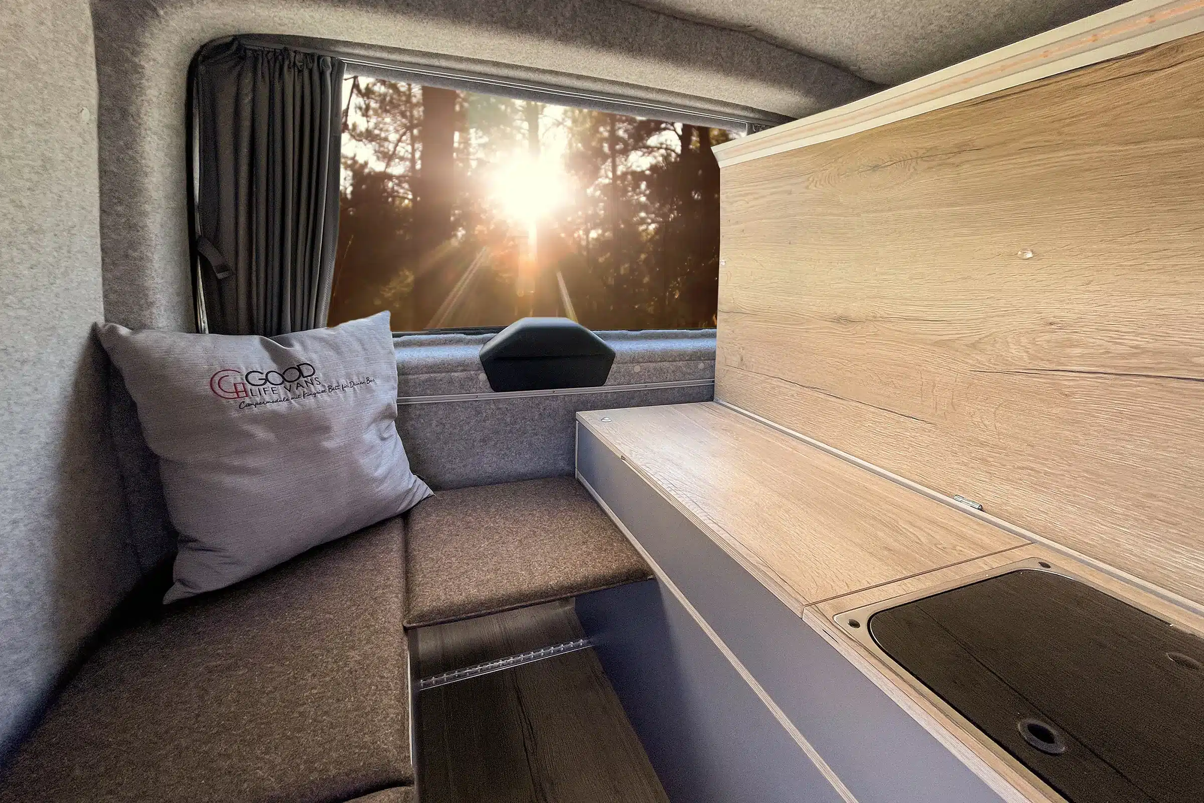 Innenraum eines VW T6 mit Good Life Vans Camper Module ONE, Sitzbank und Küchenzeile aus Holz