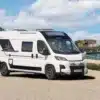 Weißer Westfalia Nansen 600L Kastenwagen am Hafen unter blauem Himmel