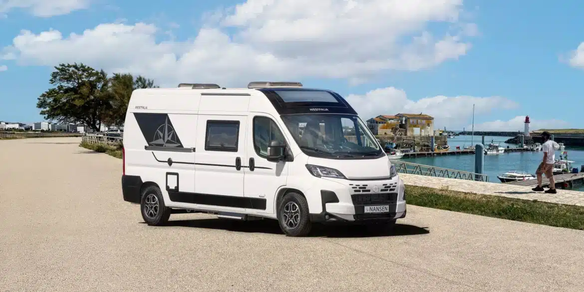 Weißer Westfalia Nansen 600L Kastenwagen am Hafen unter blauem Himmel
