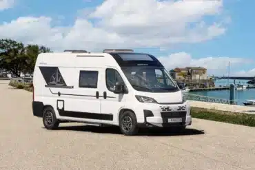 Weißer Westfalia Nansen 600L Kastenwagen am Hafen unter blauem Himmel