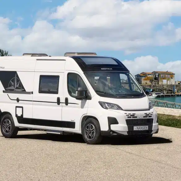 Weißer Westfalia Nansen 600L Kastenwagen am Hafen unter blauem Himmel