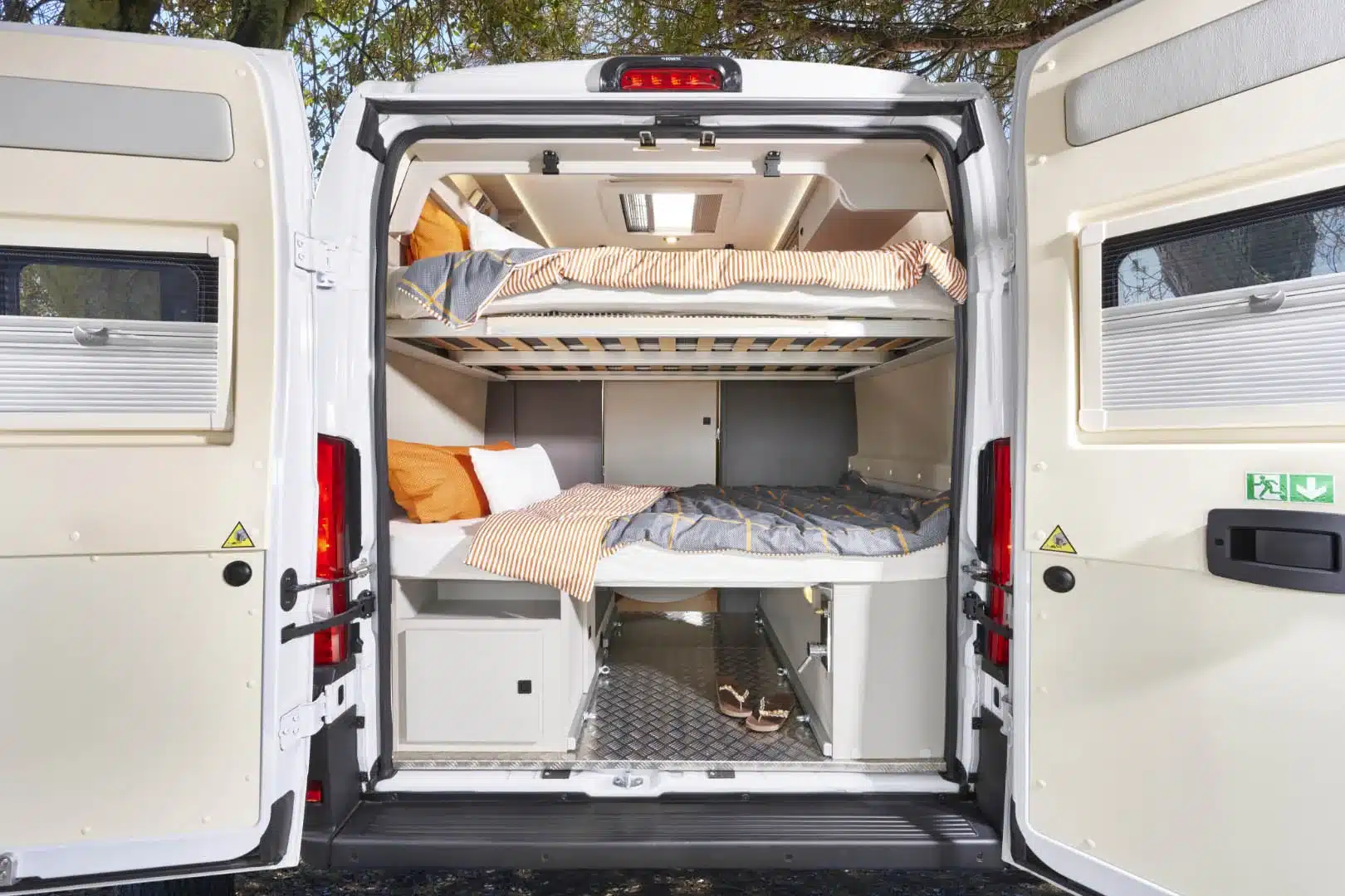 Heckansicht des Westfalia Nansen 600L mit zwei Etagenbetten und Heckgarage