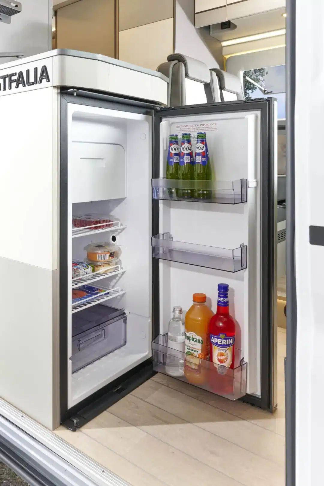 Geöffneter 90-Liter-Kompressorkühlschrank im Innenraum des Westfalia Nansen 600L