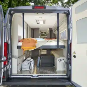 Heckgarage des WESTFALIA Nansen 640LS mit angehobenem Bett und Aluminium-Riffelblechboden