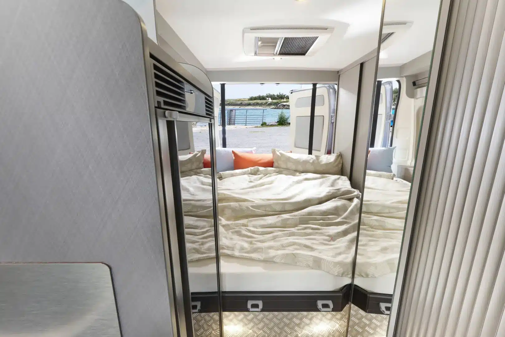 Innenansicht des WESTFALIA Nansen 640LS mit Kingsize-Längsbett im Heck