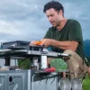 Mobile HECHEER Camp Kitchen mit Kochfläche und Stauraum beim Kochen im Freien