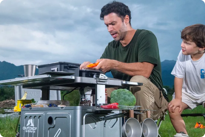 Mobile HECHEER Camp Kitchen mit Kochfläche und Stauraum beim Kochen im Freien