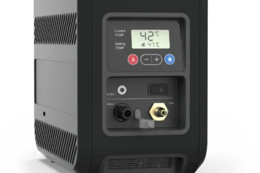 Frontansicht des mobilen Joolca HOTTAP Go Warmwassersystems mit Temperaturanzeige sowie Wasser-, Gas- und 12-Volt-Anschlüssen